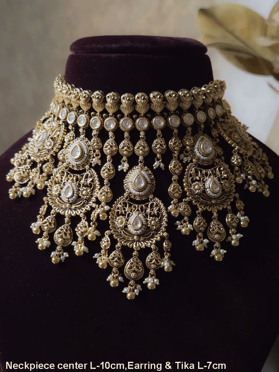 Traditional kundan set with chandbali design tukdies and leaf tassel hangings