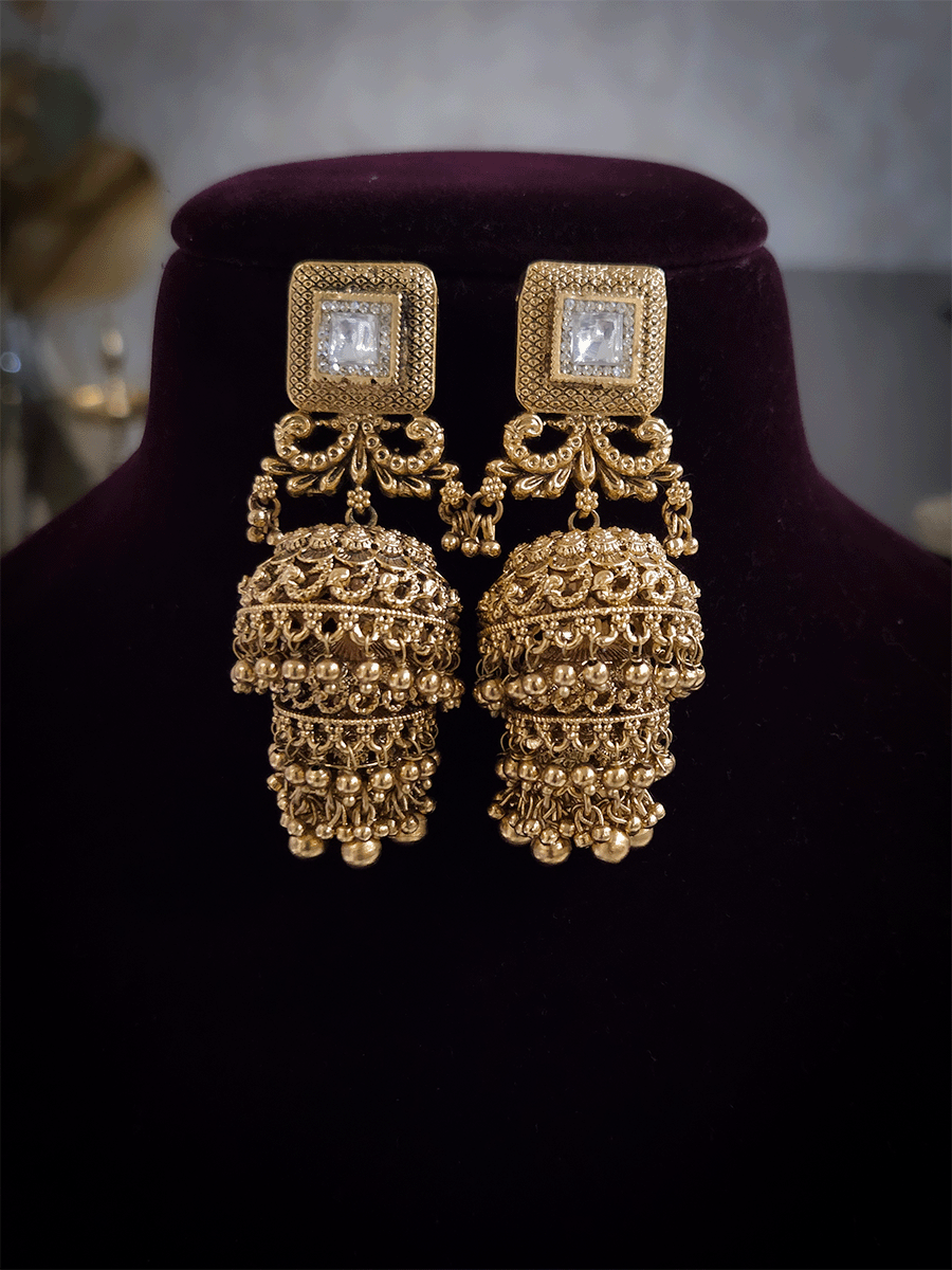 Gold bead lace on top of intricately carved choker set with square kundan in center