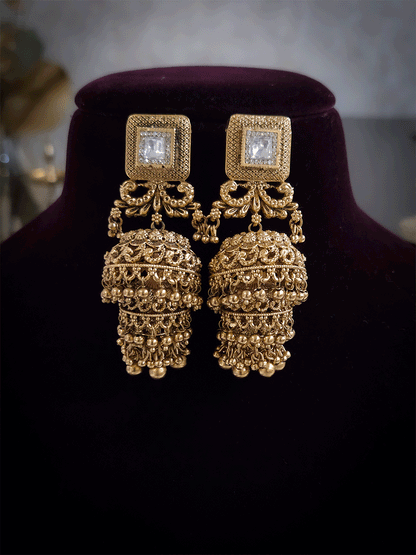 Gold bead lace on top of intricately carved choker set with square kundan in center