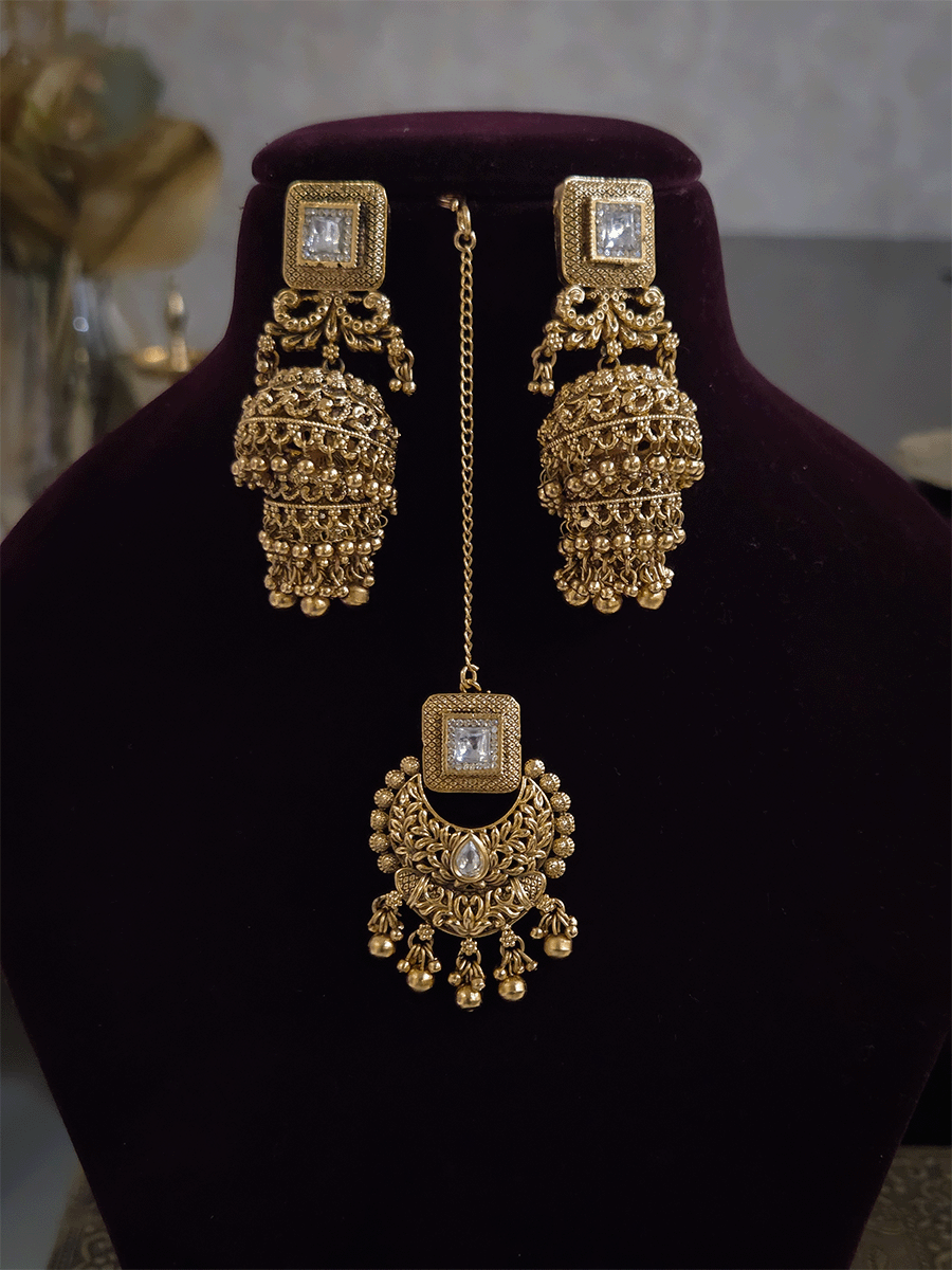 Gold bead lace on top of intricately carved choker set with square kundan in center