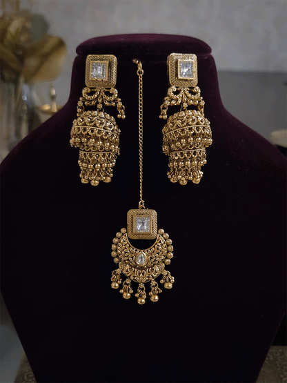 Gold bead lace on top of intricately carved choker set with square kundan in center