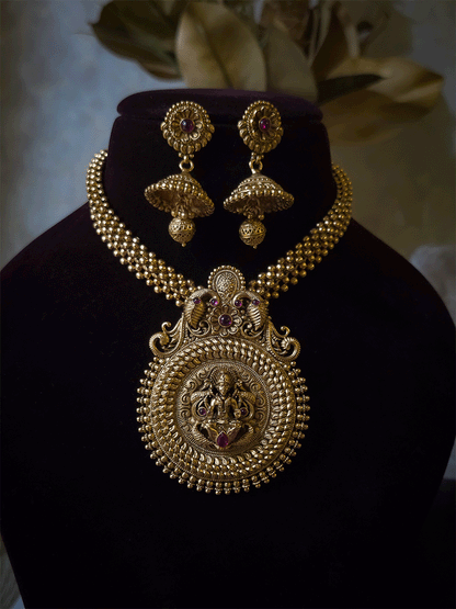Laxmiji motif bold pendant set with woven gold beaded string