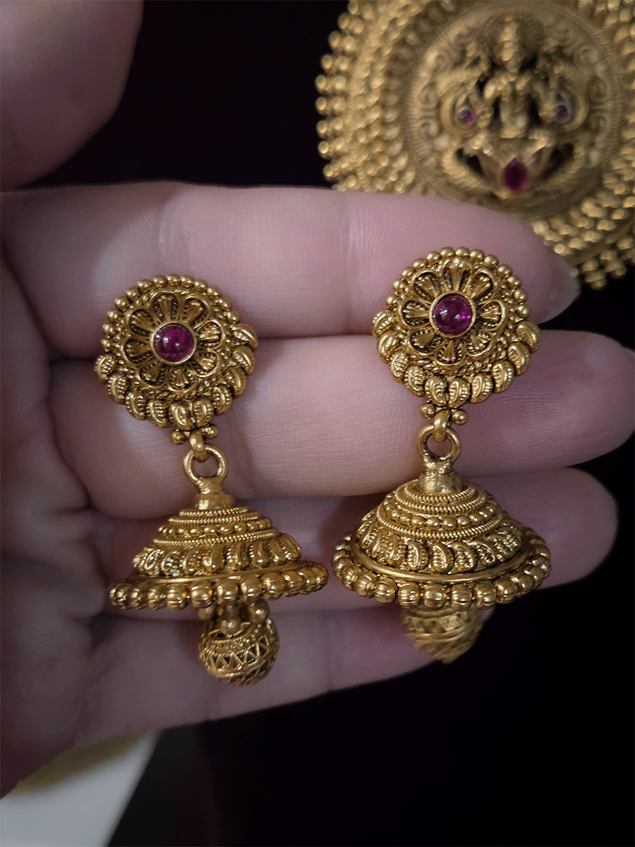 Laxmiji motif bold pendant set with woven gold beaded string