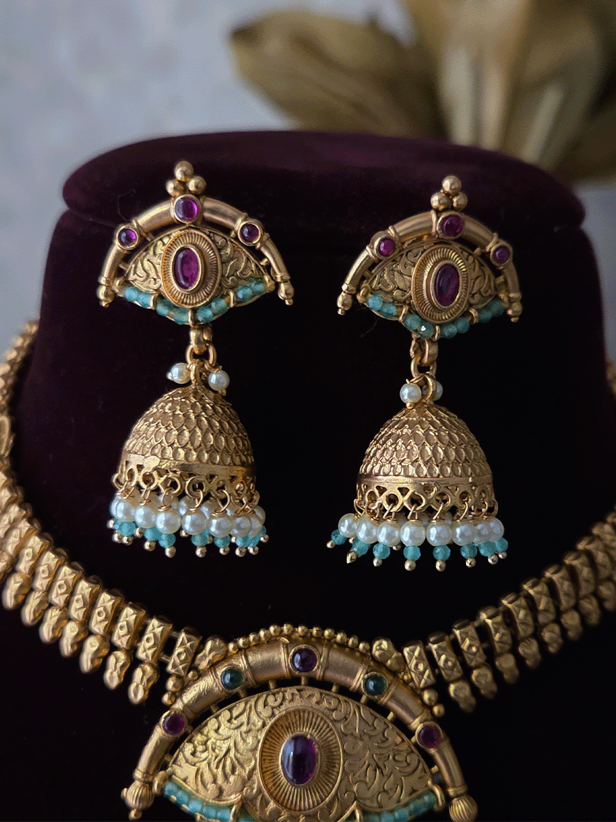 Traditional design leaf chain with 7cm long pirohi work pendant witth intricate self design set