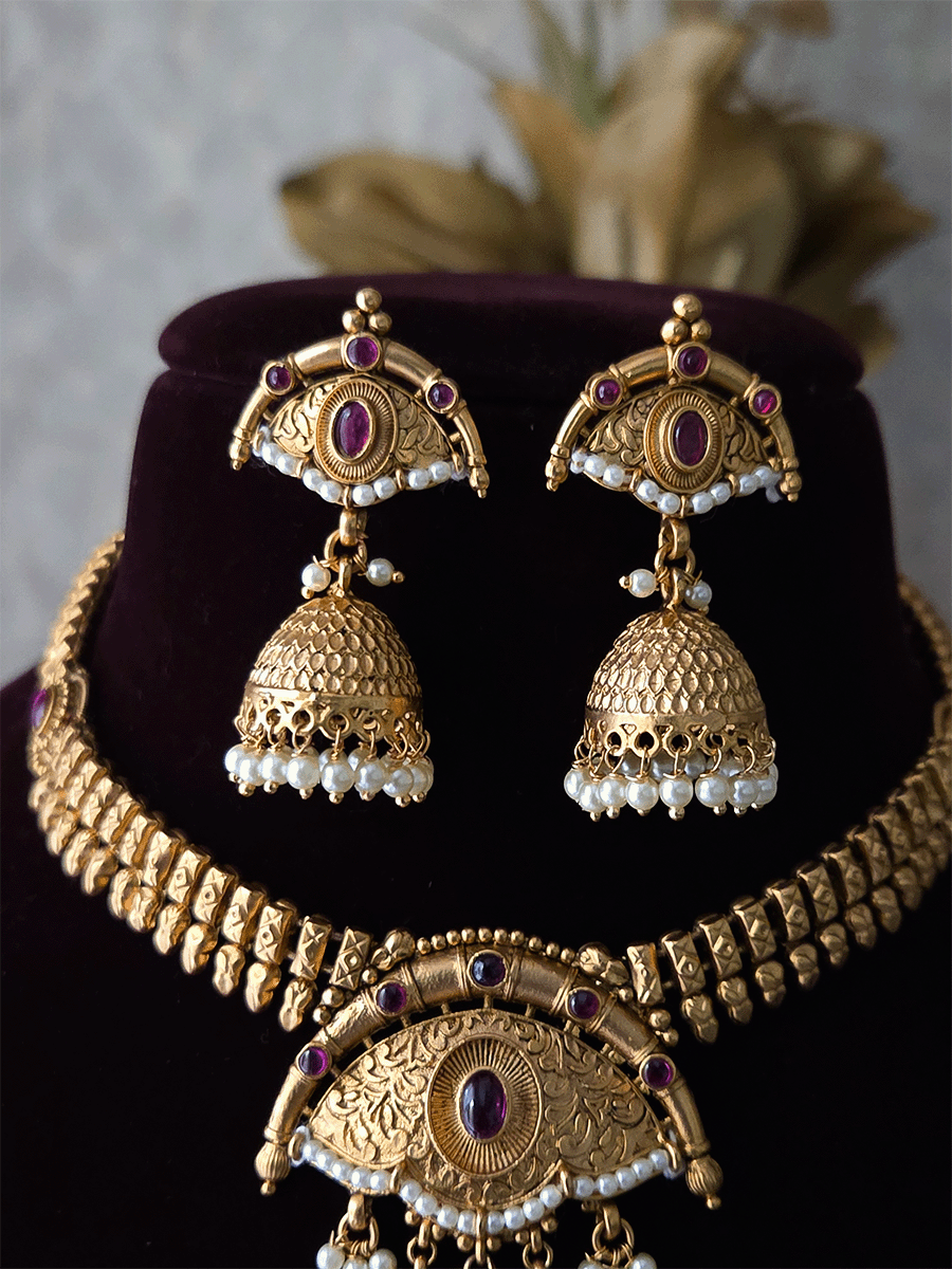 Traditional design leaf chain with 7cm long pirohi work pendant witth intricate self design set