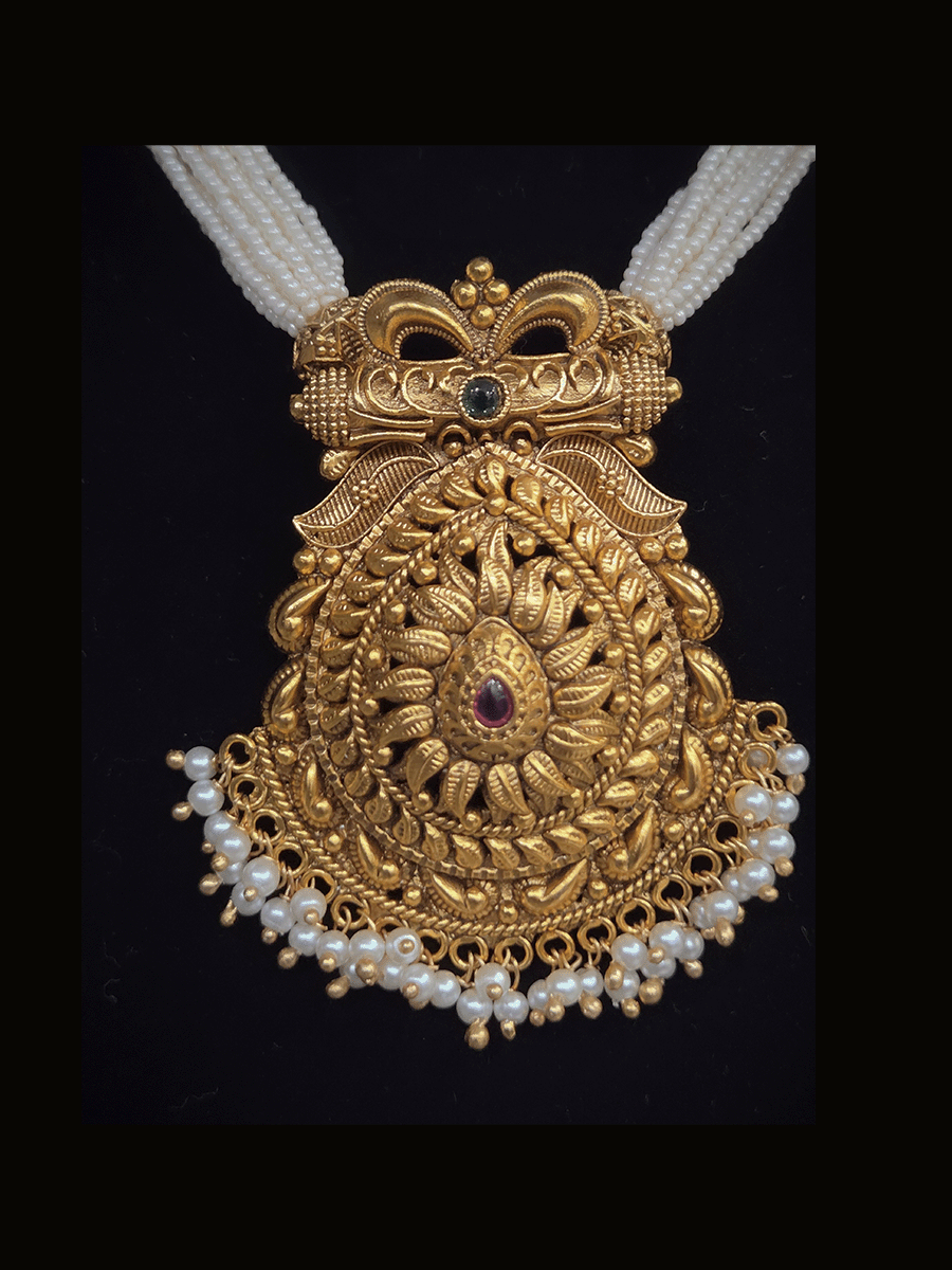 Leaf shaped pendant with paisley design cheed string with matar beads 8 inch long set