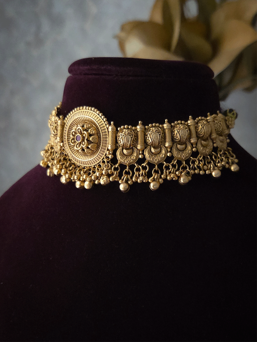 Circular ruby stone flower design center chik set with intricate design sides