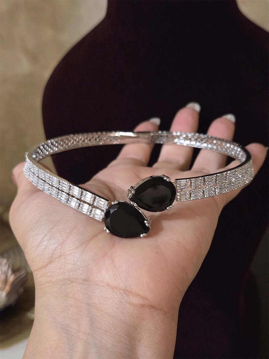Silver finish baguette shape AD setting 11cm diametre hasli with tear shaped stones in center