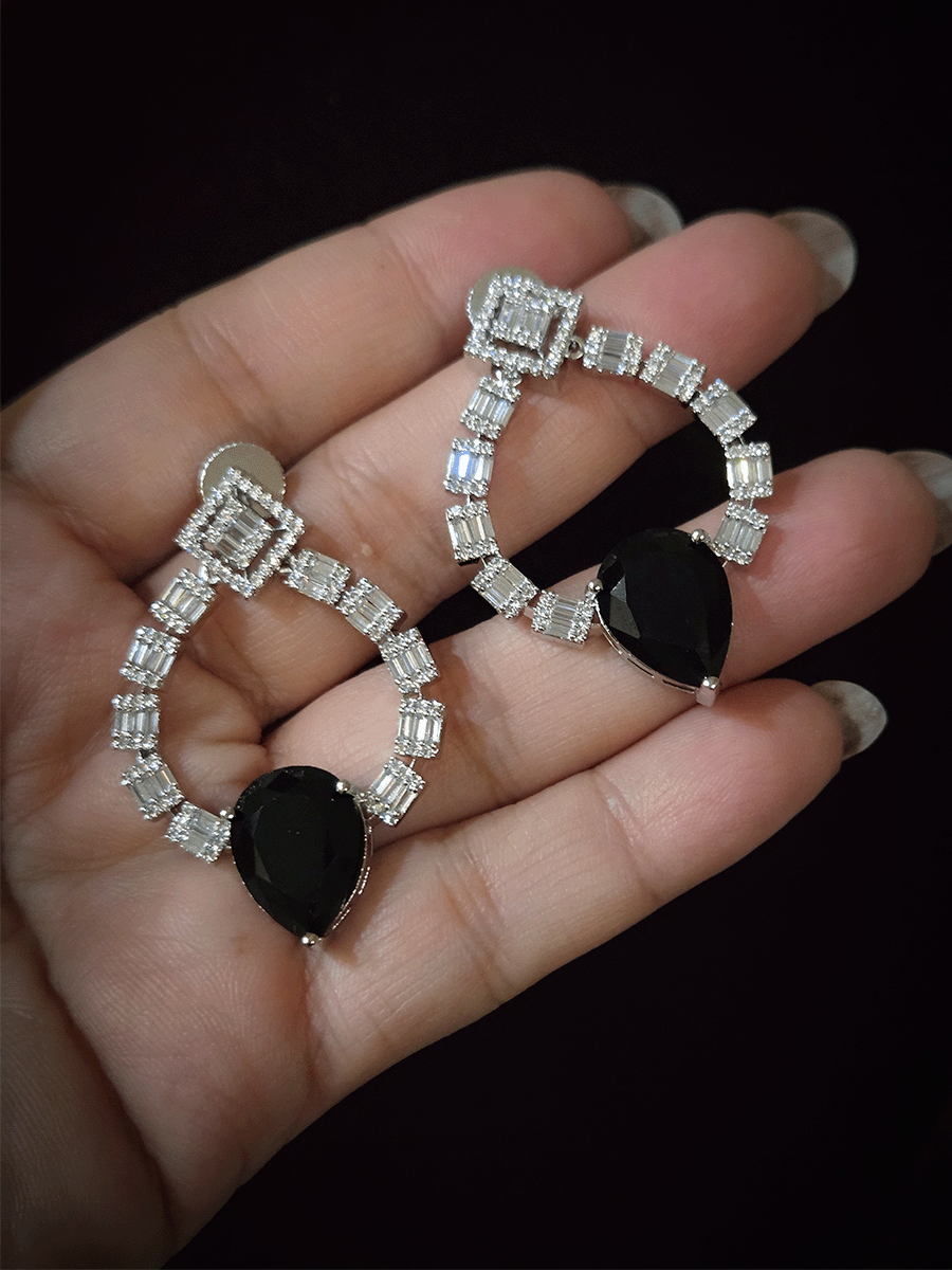 Silver finish baguette shape AD setting 11cm diametre hasli with tear shaped stones in center