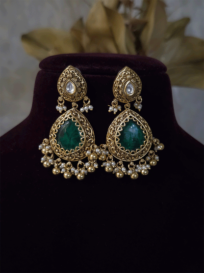 Antique gold finish kundan set with bold tear drop shaped stone in center