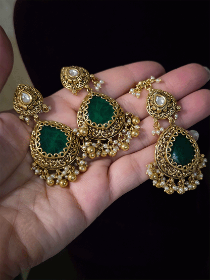 Antique gold finish kundan set with bold tear drop shaped stone in center