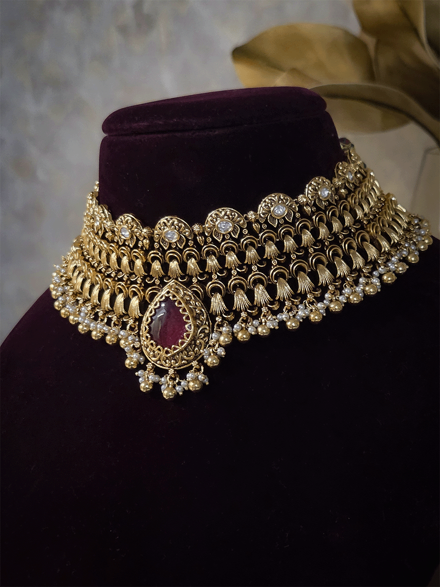 Antique gold finish kundan set with bold tear drop shaped stone in center