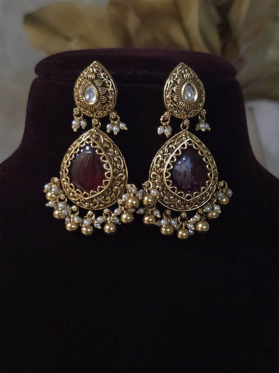 Antique gold finish kundan set with bold tear drop shaped stone in center