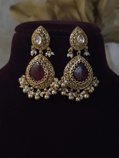 Antique gold finish kundan set with bold tear drop shaped stone in center