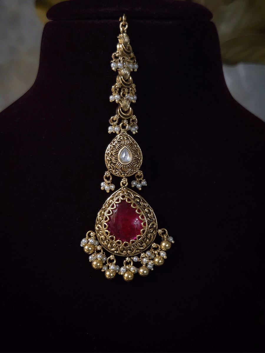 Antique gold finish kundan set with bold tear drop shaped stone in center