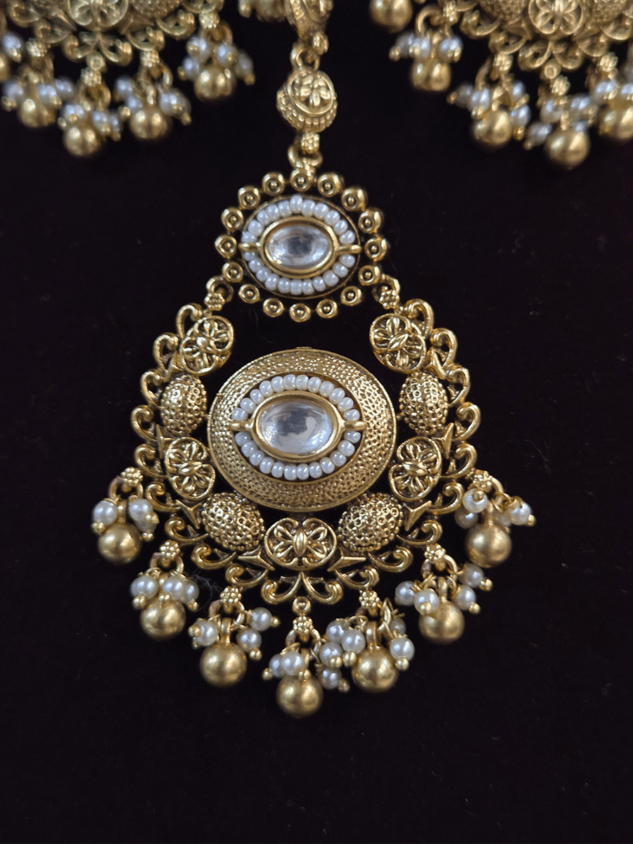 Oval kundan with pirohi oval chain tassels 11 cm long traditional design set