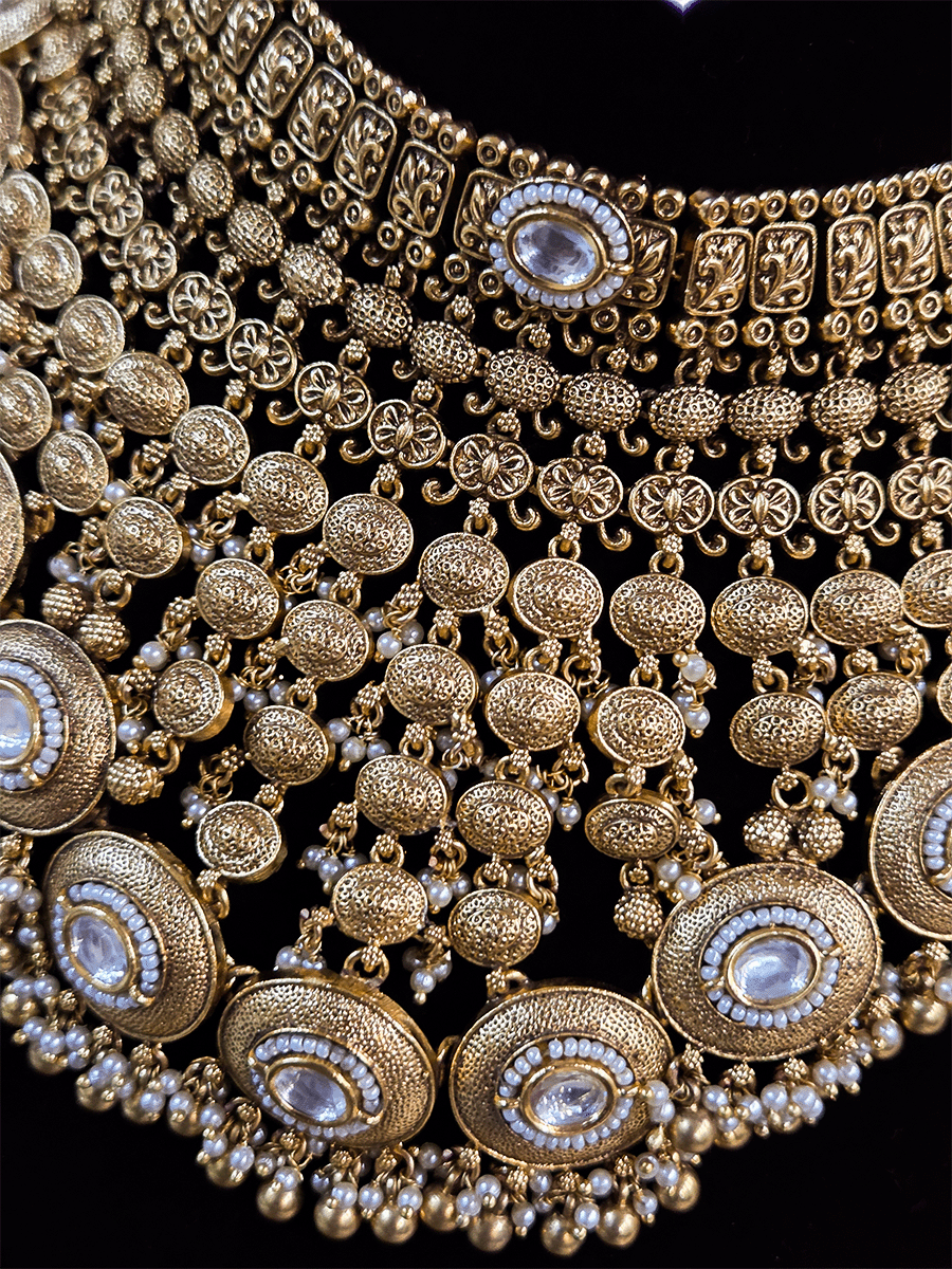 Oval kundan with pirohi oval chain tassels 11 cm long traditional design set