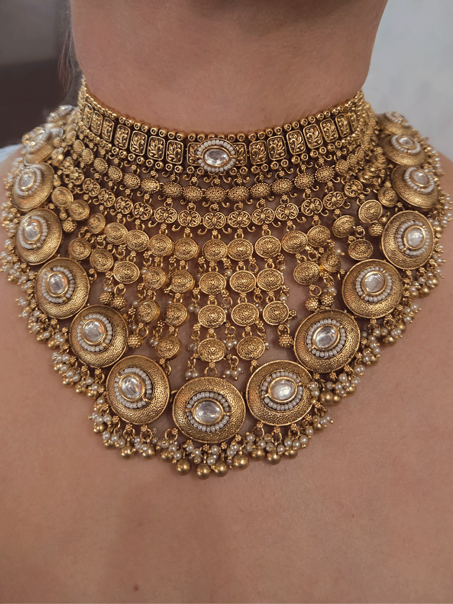 Oval kundan with pirohi oval chain tassels 11 cm long traditional design set