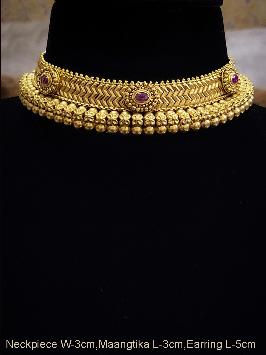 Stone studded 3cm broad choker set with gold bead lace on one side