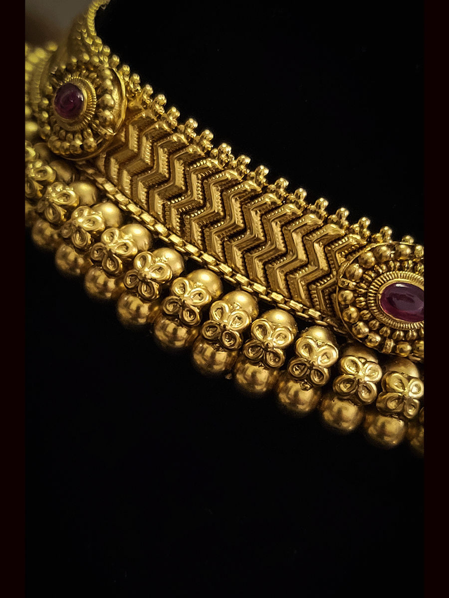 Stone studded 3cm broad choker set with gold bead lace on one side