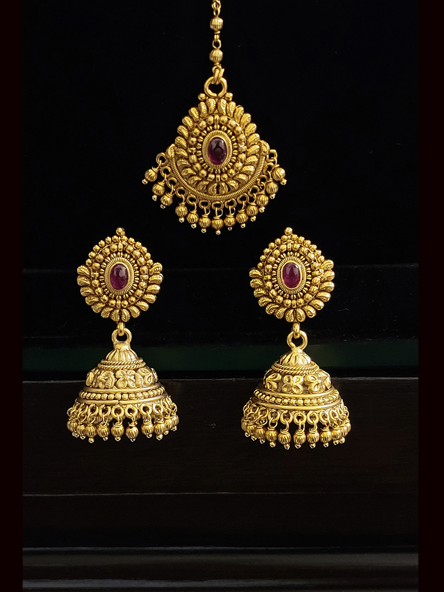 Stone studded 3cm broad choker set with gold bead lace on one side