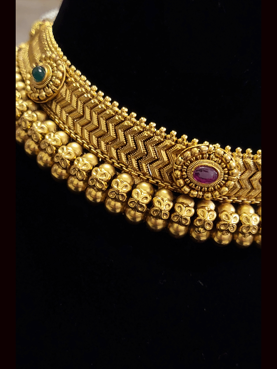 Stone studded 3cm broad choker set with gold bead lace on one side