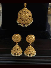 Load image into Gallery viewer, Circular tukdi white bead hanging choker with flower design (with maangtika)