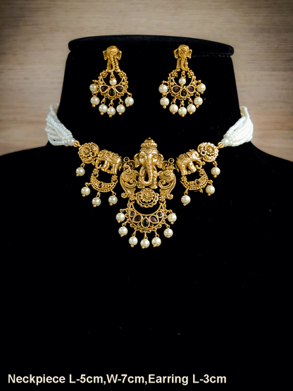 Ganpatiji center with elephant side design set with cheed strings