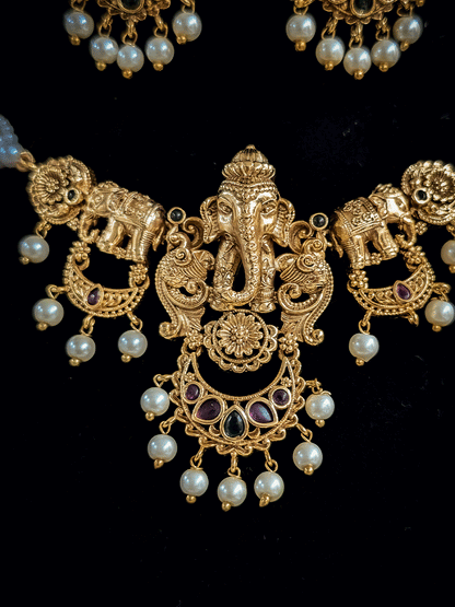 Ganpatiji center with elephant side design set with cheed strings