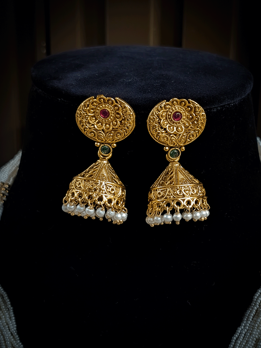 Circular flower and self design pendant in cheed and matar bead string(8 inch) set