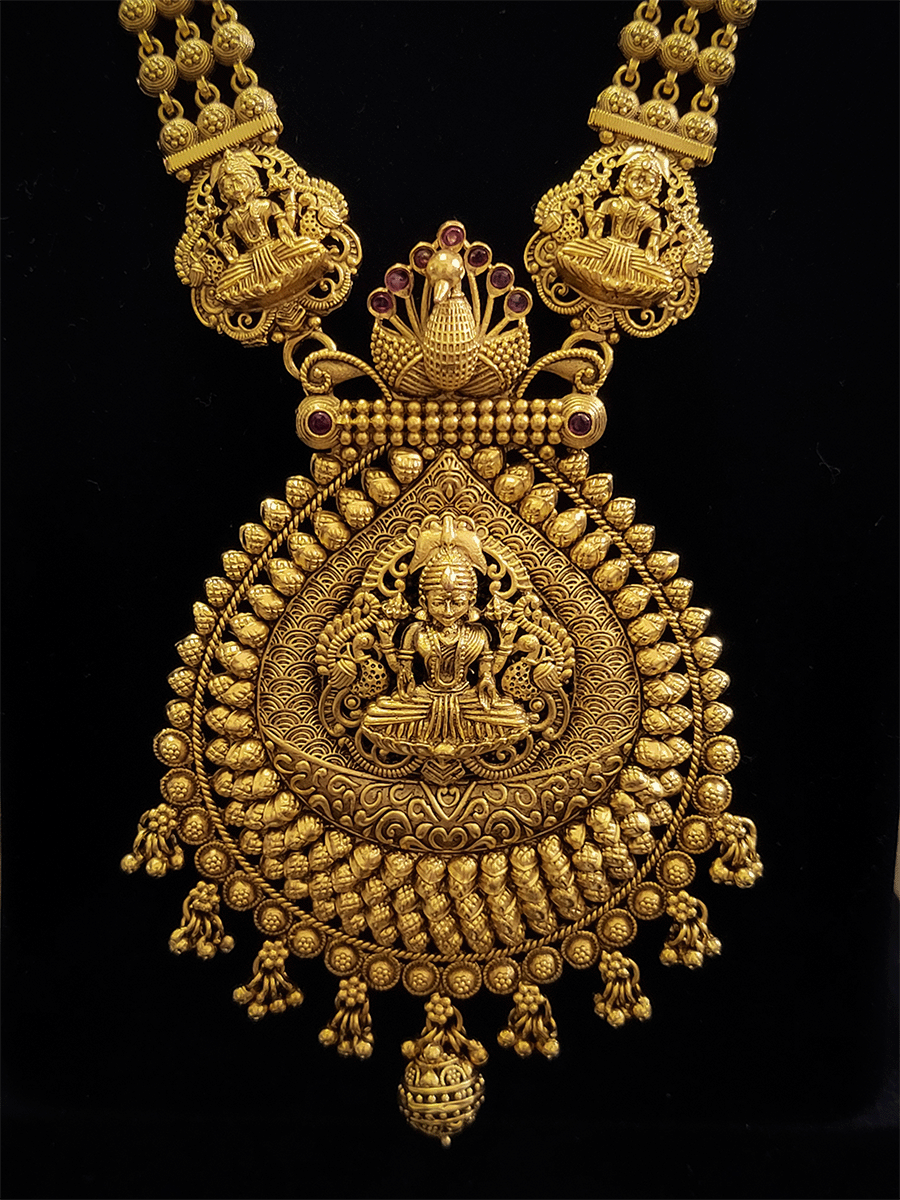 Leaf shaped laxmiji motif pendant with peacock top broad side chain set