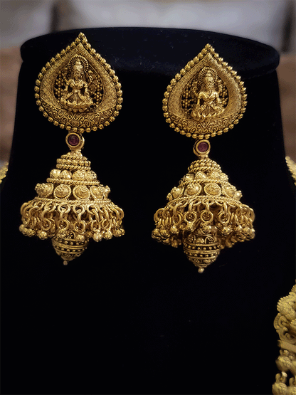 Leaf shaped laxmiji motif pendant with peacock top broad side chain set