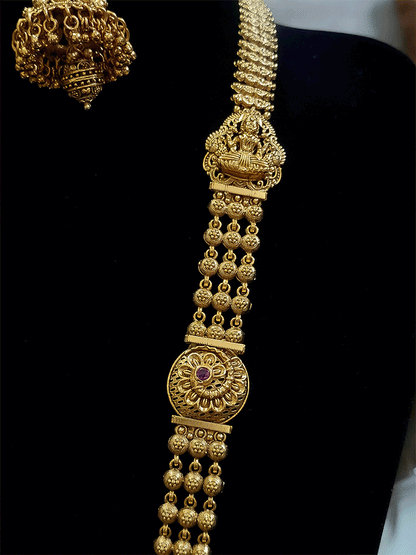 Leaf shaped laxmiji motif pendant with peacock top broad side chain set