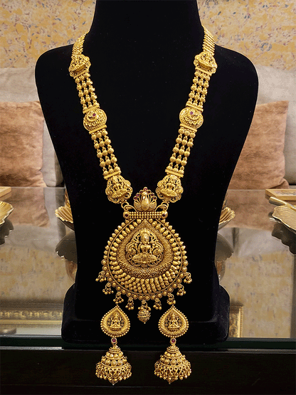 Leaf shaped laxmiji motif pendant with peacock top broad side chain set