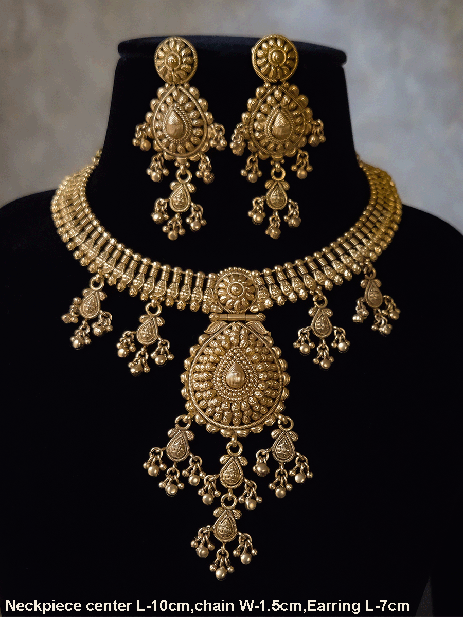 1.5cm broad chain with leaf center design set with leaf drop tukdies