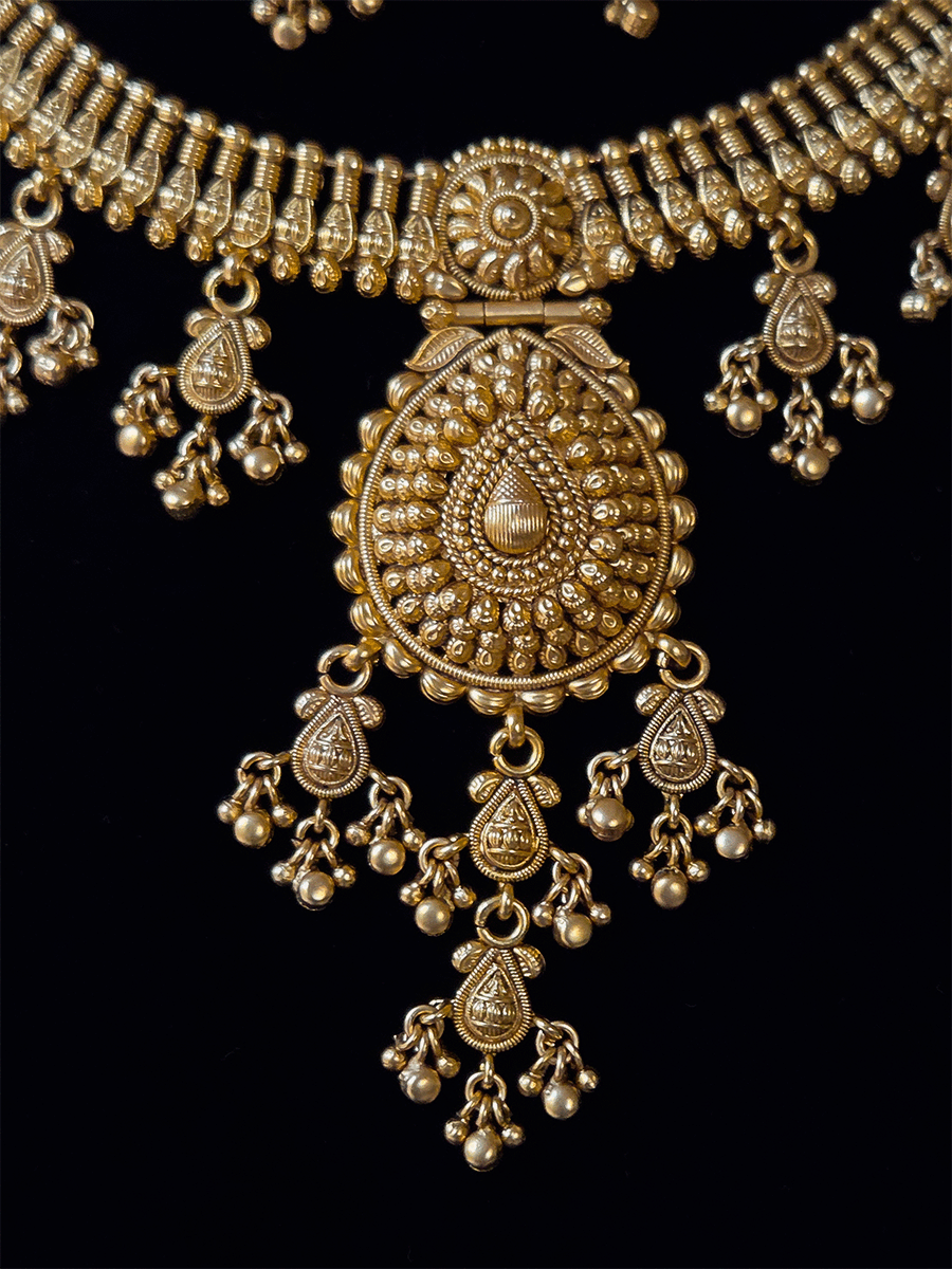 1.5cm broad chain with leaf center design set with leaf drop tukdies