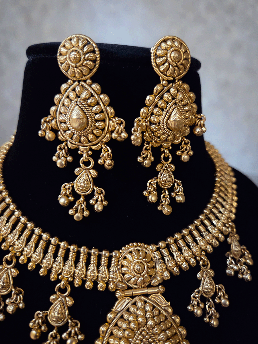 1.5cm broad chain with leaf center design set with leaf drop tukdies