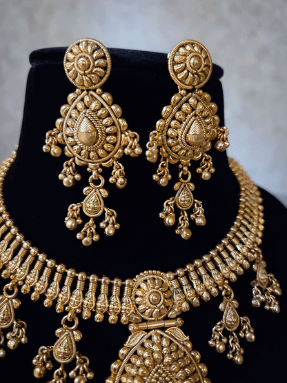1.5cm broad chain with leaf center design set with leaf drop tukdies