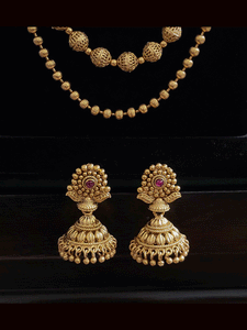 Long triple layer with matar bead mid string side flower design brooch set