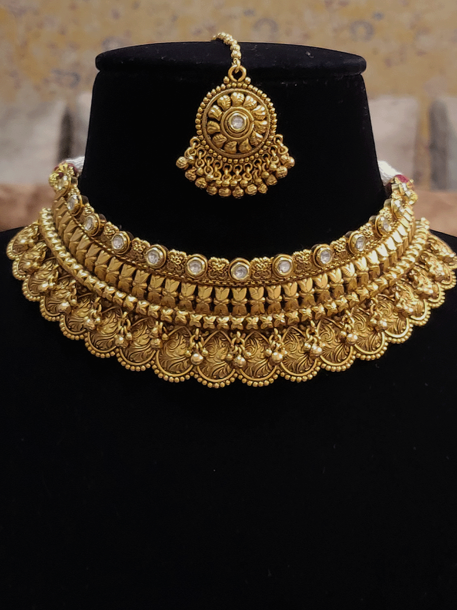 Broad leaf design with ghunghru hangings choker with kundan and flower top line