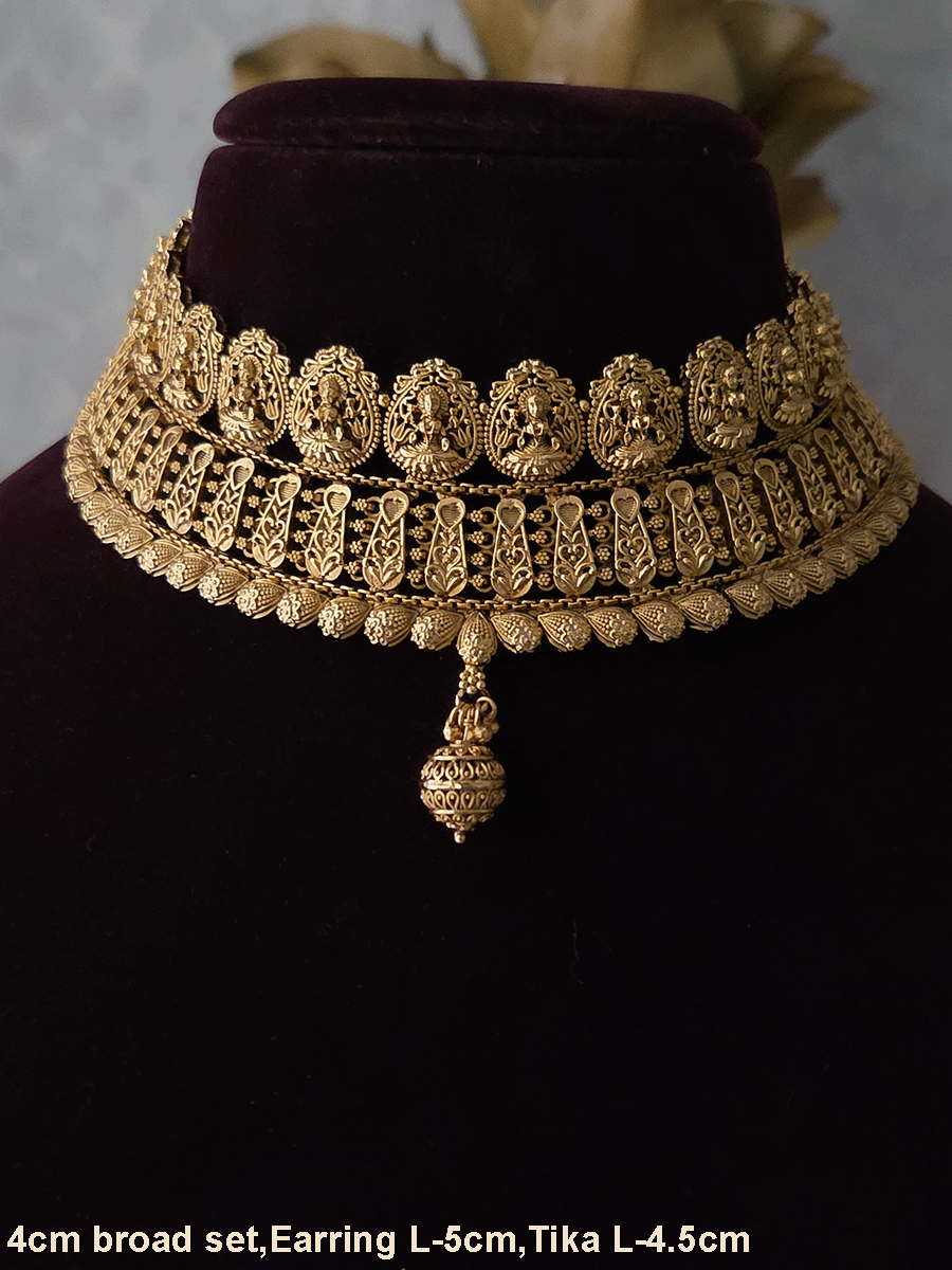 Laxmiji motif's lace on top edge and leaf design lace on bottom side of 4cm broad choker set