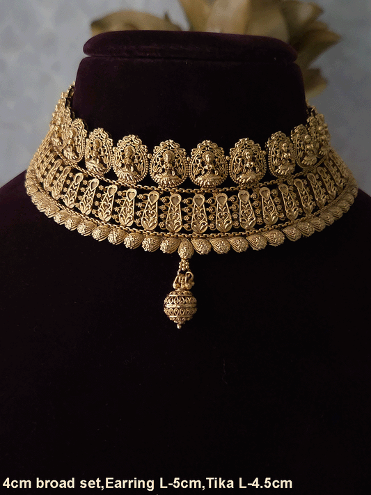 Laxmiji motif's lace on top edge and leaf design lace on bottom side of 4cm broad choker set