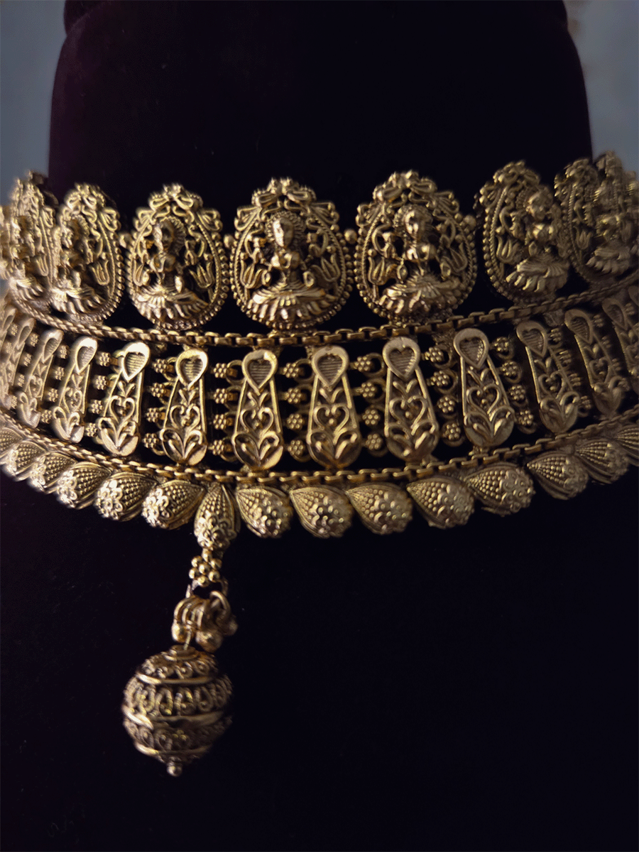 Laxmiji motif's lace on top edge and leaf design lace on bottom side of 4cm broad choker set