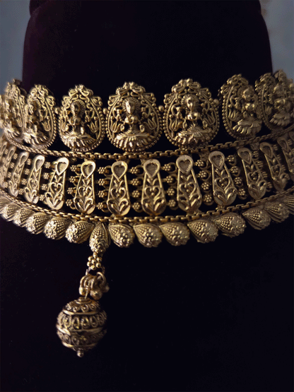 Laxmiji motif's lace on top edge and leaf design lace on bottom side of 4cm broad choker set
