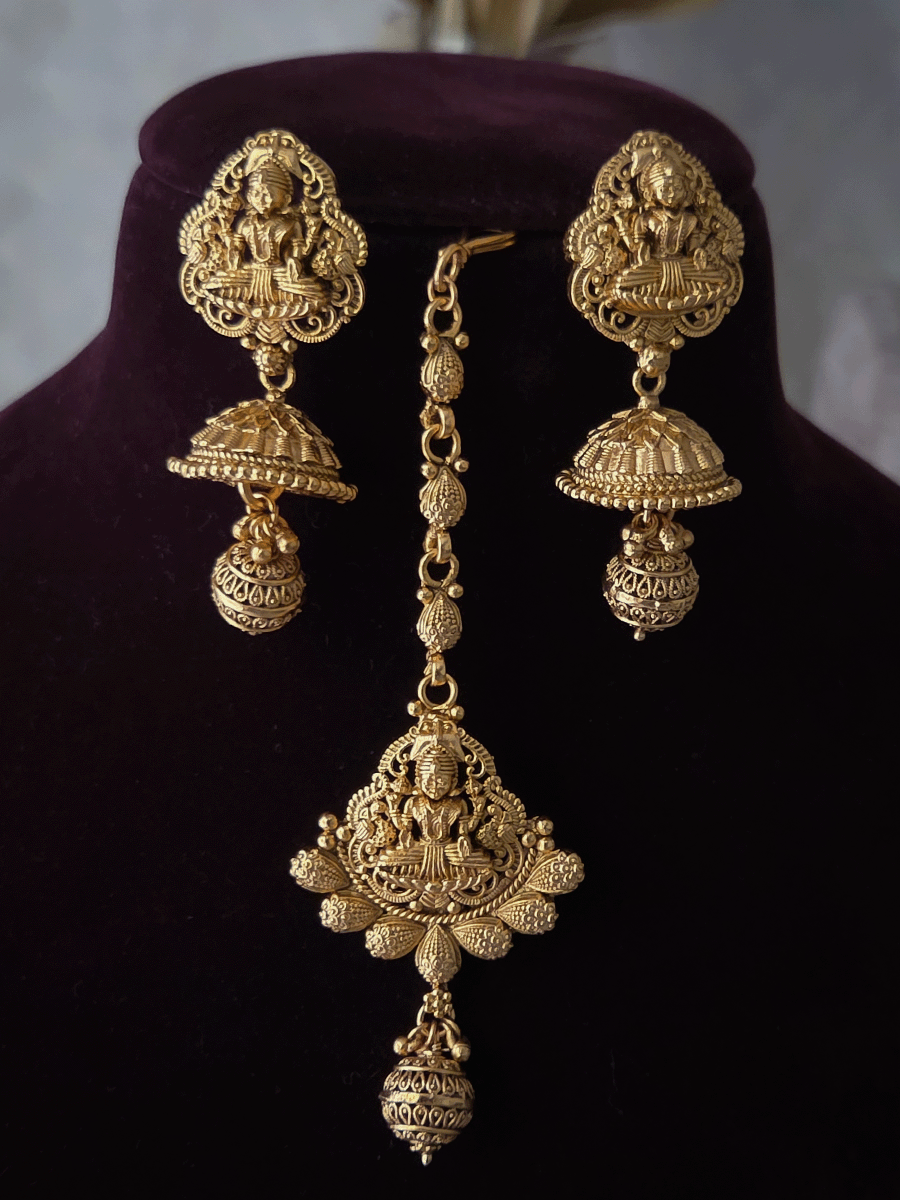 Laxmiji motif's lace on top edge and leaf design lace on bottom side of 4cm broad choker set