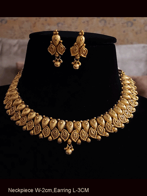 Traditional leaf design gold finish set