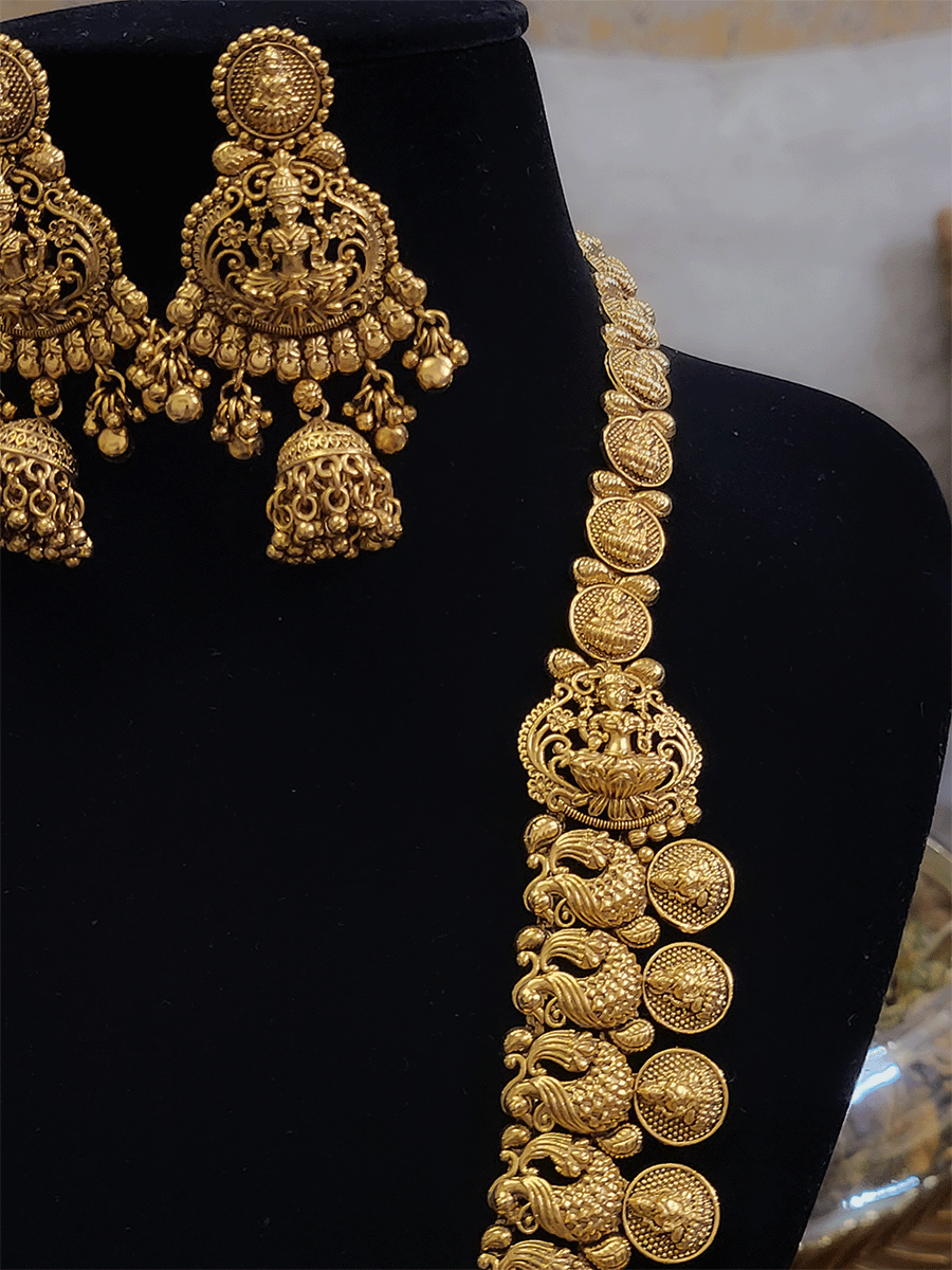 Laxmiji motif on pendant of long set with laxmiji and peacock design string