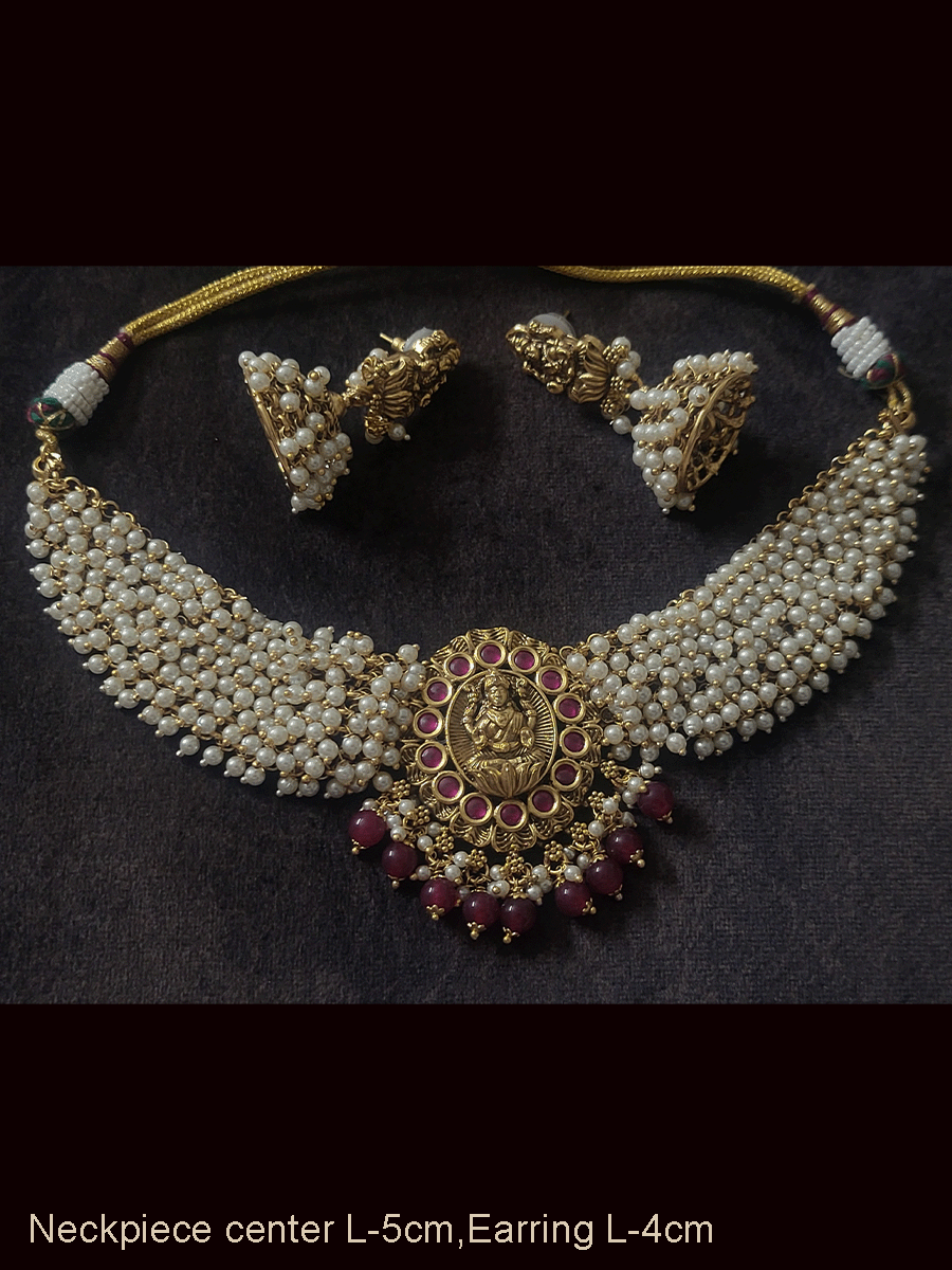 Laxmiji motif in the center of pearly hangings broad set