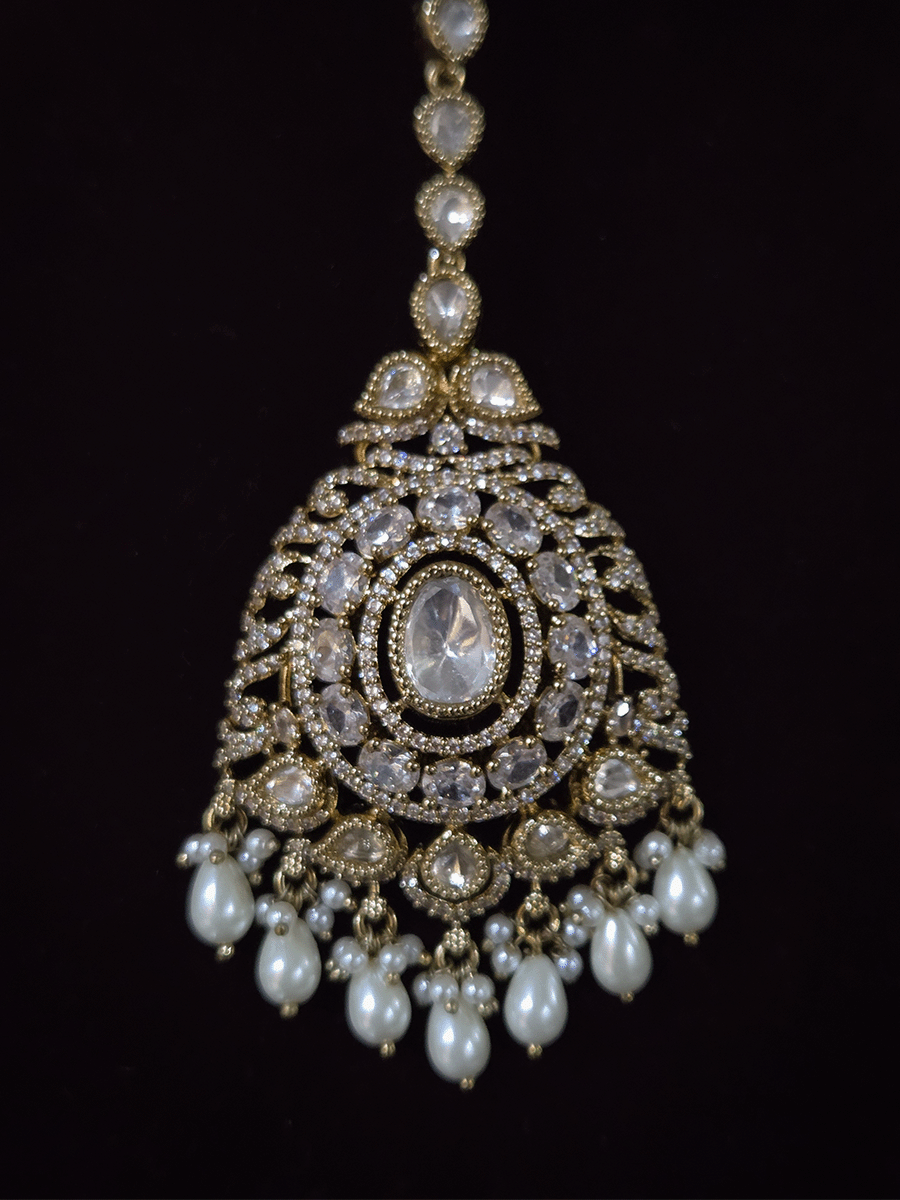 Oval shaped moissanite pendant with stones studded hasli set in mehandi finish