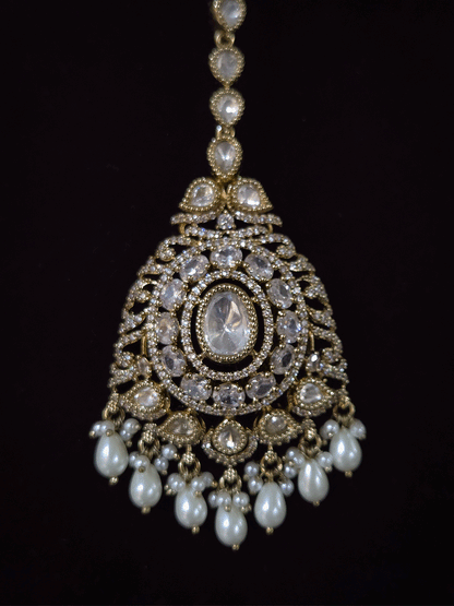 Oval shaped moissanite pendant with stones studded hasli set in mehandi finish